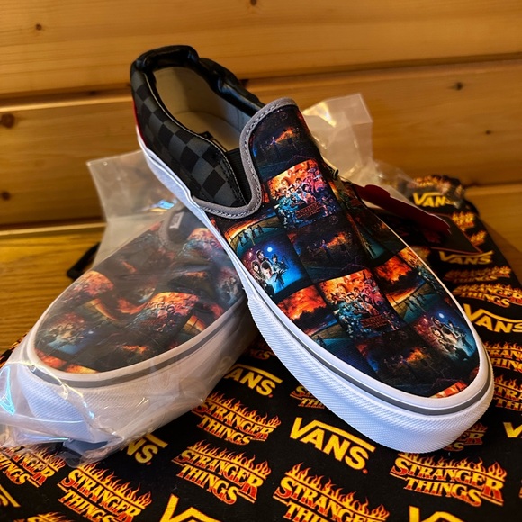 NWT Stranger Things Custom Off The Wall Slides Loafers - Picture 2 of 10